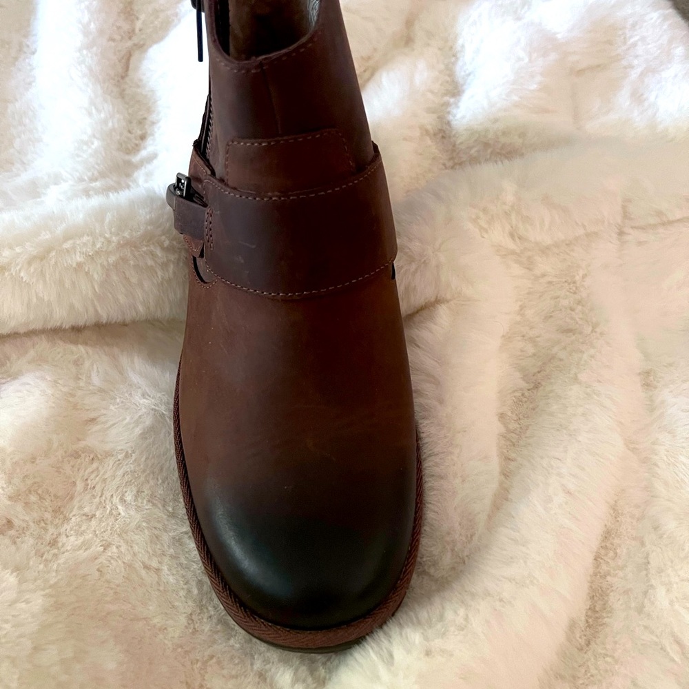 UGG Cheyne bootie size 7.5 brand new never worn.